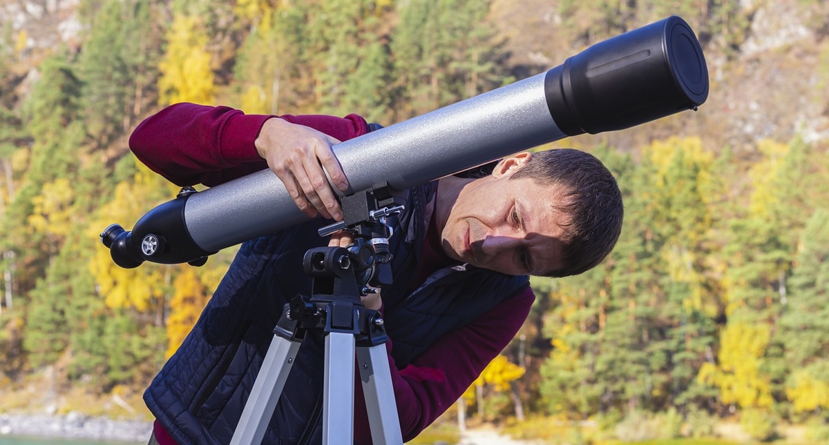 homme avec téléscope
